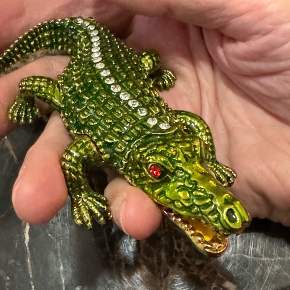 Jeweled alligator trinket box - Picture 2 of 7